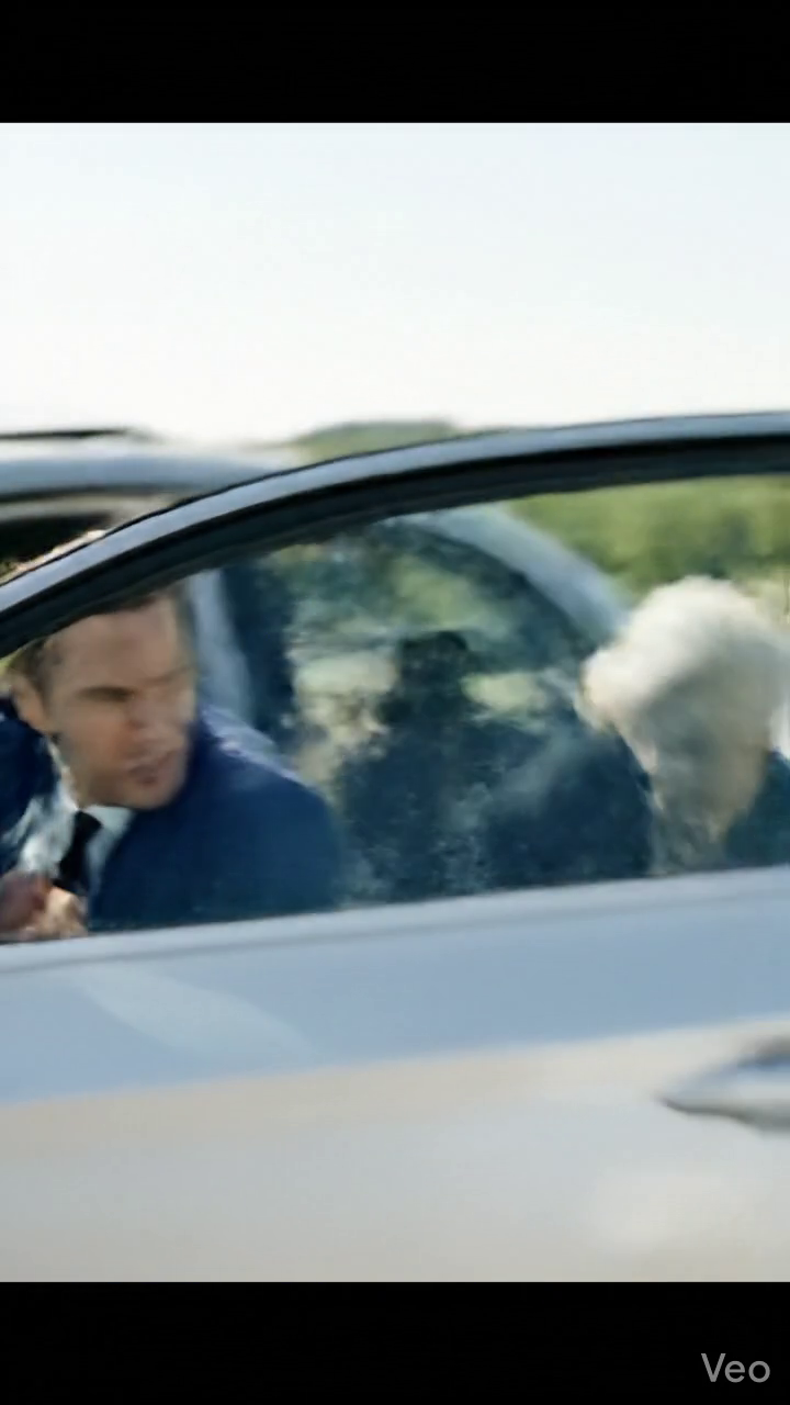 Après l'enterrement de mon mari, mon fils m'a conduit sur une route tranquille et m'a dit froidement : La maison et les affaires sont à moi maintenant. Je suis resté là, prenant mon sac, le regardant partir sans regarder en arrière. Je n'avais personne pour me prendre, et aucun moyen d'atteindre qui que ce soit. Et à ce moment-là, j'ai réalisé que je n'étais pas vraiment abandonné. J'étais libre... Mais il ne savait pas qu'avant que son père ne passe, j'avais déjà mis une chose en place... TIN MOI