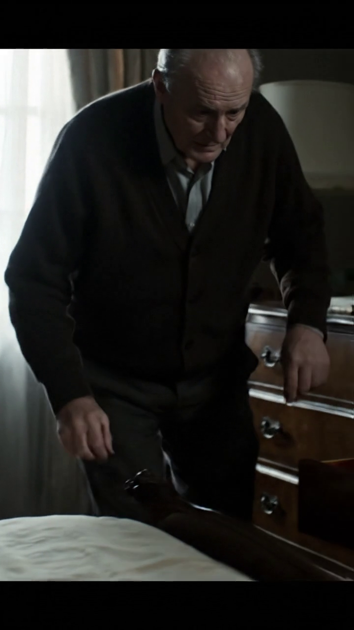 Mój zięć myślał, że śpię, więc wślizgnął się z powrotem do mojego pokoju i otworzył szufladę, gdzie trzymałem klucz do sejfu, jakby znał trasę przez długi czas, a to, co mnie najbardziej ochłodziło, nie było sposobem, w jaki jego ręka drżała, kiedy dotykał tego, co było w środku, ale sposobem, w jaki jego twarz osuszała się w jednej sekundzie, jakby zdawał sobie sprawę, że wiem więcej niż myślał. Aktualności