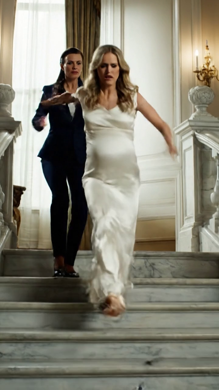 Elle était enceinte de huit mois lorsqu'ils l'ont poussée vers le bas de 22 marches de marbre, mais une caméra cachée a tout pris L'affaire, le mensonge, et le plan de silence Meredith Ashford pour toujours, jusqu'à ce qu'un 