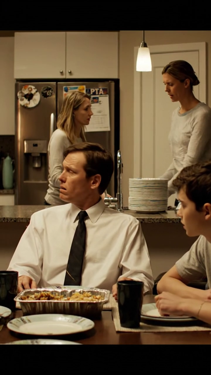 Je bent geen familie die je gewoon betaalt voor dingen, mijn stiefzoons zei tijdens het diner, en toen mijn vrouw verdedigde hen, maakte ik een rustige beslissing die draaide het hele huis op zijn kop ...