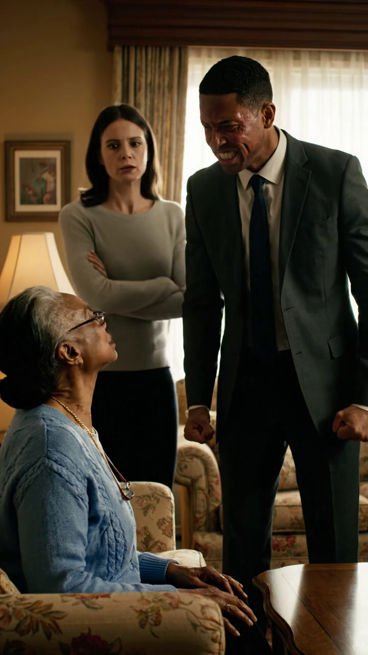 Mon fils a pointé vers ma porte d'entrée et a crié : « C'est la maison de ma femme, pas la vôtre, alors je suis parti pendant une heure, j'ai changé toutes les serrures de la maison mon défunt mari et je l'ai payé, et quand ils sont revenus supplier sur le trottoir, je me suis rendu compte qu'ils ne m'avaient pas simplement manqué de respect... ils avaient planifié quelque chose de bien pire. Nouvelles