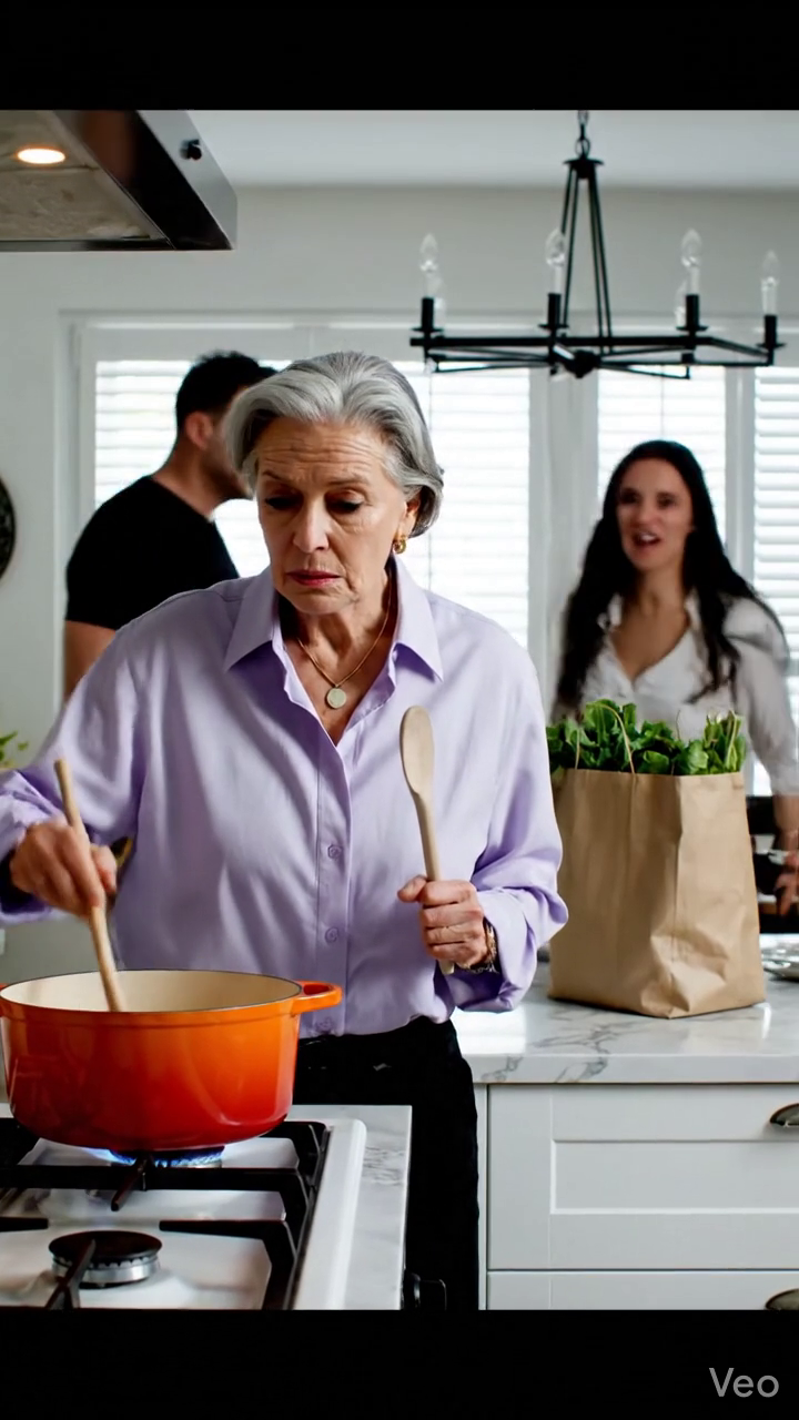 „Get sofort aus meiner Küche“, schrie meine Schwiegertochter im Haus, wofür ich bezahlt habe, und mein Sohn fing tatsächlich an, zu klatschen, aber das zweite, was mein Telefon mit einer Nachricht über Schmiedepapiere, versteckte Schulden und meine eigene Adresse beleuchtete, änderte sich die ganze Nacht, weil sie dachten, sie würden eine ruhige Witwe an ihrem eigenen Tisch erniedrigen, nicht aufwachen die Frau, die endlich beschlossen hatte, die unsichtbar zu sein. Nachrichten