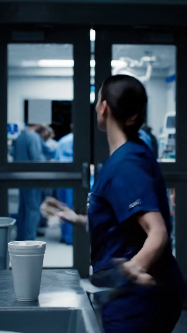 Mes parents m'ont enfermé pendant cinq ans parce qu'ils croyaient ma sœur et n'ont jamais demandé mon soutien. Ils ont raté mon diplôme, mon mariage, et chaque appel que j'ai fait jusqu'à la nuit où elle a été précipitée dans les urgences, et mon père a réalisé que le médecin responsable était la fille qu'ils avaient poussé hors de la famille sans jamais connaître la vérité.