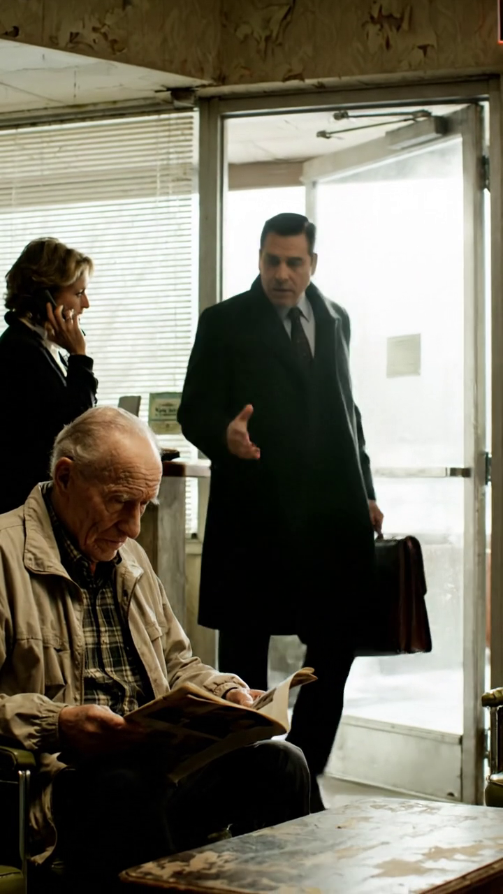 W wieku 64 lat straciłem dom w rozwodzie, zadzwoniłem do córki po pomoc, i usłyszałem jej śmiech, zanim powiedziała mi, że nikt nie potrzebuje staruszka w moim wieku. Trzy miesiące później mieszkałem w motelu przy East Main Street w Columbus, kiedy prawnik w ciemnym wełnianym płaszczu wszedł przez lobby i powiedział mi, że moja pierwsza żona zmarła w Oregonie i zostawił mi 47 milionów dolarów. Potem obniżył głos i powiedział, że jest jeden warunek. Aktualności