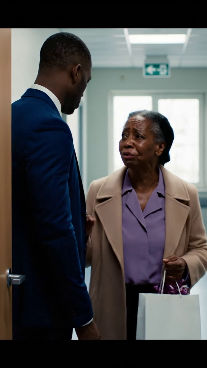 Przyjechałem do szpitala z drżącymi rękami i torbą pełną prezentów, desperacko pragnąc zobaczyć mojego nowonarodzonego wnuka po raz pierwszy. Ale zanim wszedłem do środka, mój własny syn zablokował drzwi i splunął: Zarazisz dziecko! 