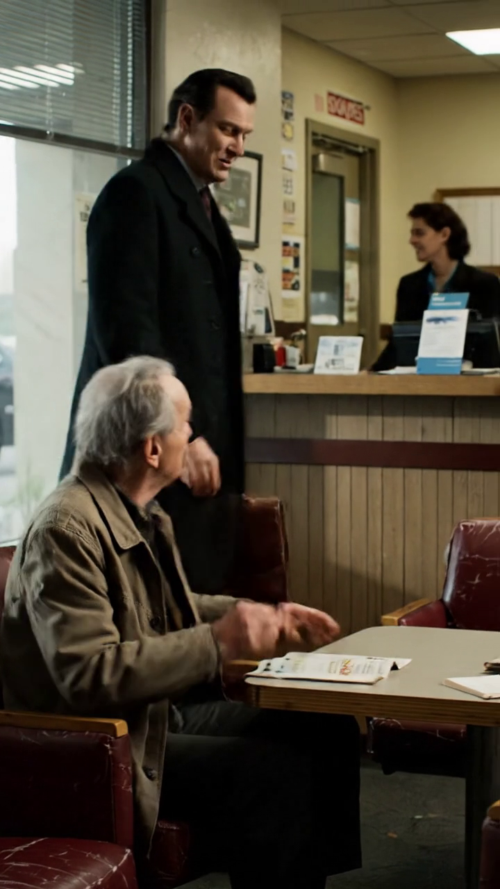 À soixante-huit ans, j'ai perdu ma maison dans un divorce, j'ai appelé ma fille pour l'aider et je l'ai entendue rire avant de me dire que personne n'avait besoin d'un vieil homme à mon âge. Trois mois plus tard, je vivais dans un motel au large de East Main Street à Columbus quand un avocat en manteau de laine sombre a traversé le hall et m'a dit que ma première femme était morte en Oregon et m'a laissé quarante-sept millions de dollars. Puis il a baissé la voix et a dit qu'il y avait une condition. Nouvelles