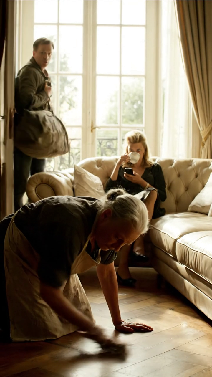 Après cinq années de service à l'étranger, mon fils est revenu de façon inattendue me trouver agenouillé, frottant les planchers de bois de la maison que j'avais construite de mes propres mains, mon tablier taché de terre, mes doigts griffés et tremblants, tandis que sa femme se détendait sur un canapé en cuir italien, sirotant du café comme s'ils possédaient l'air que j'ai respiré. Mon fils a crié : 