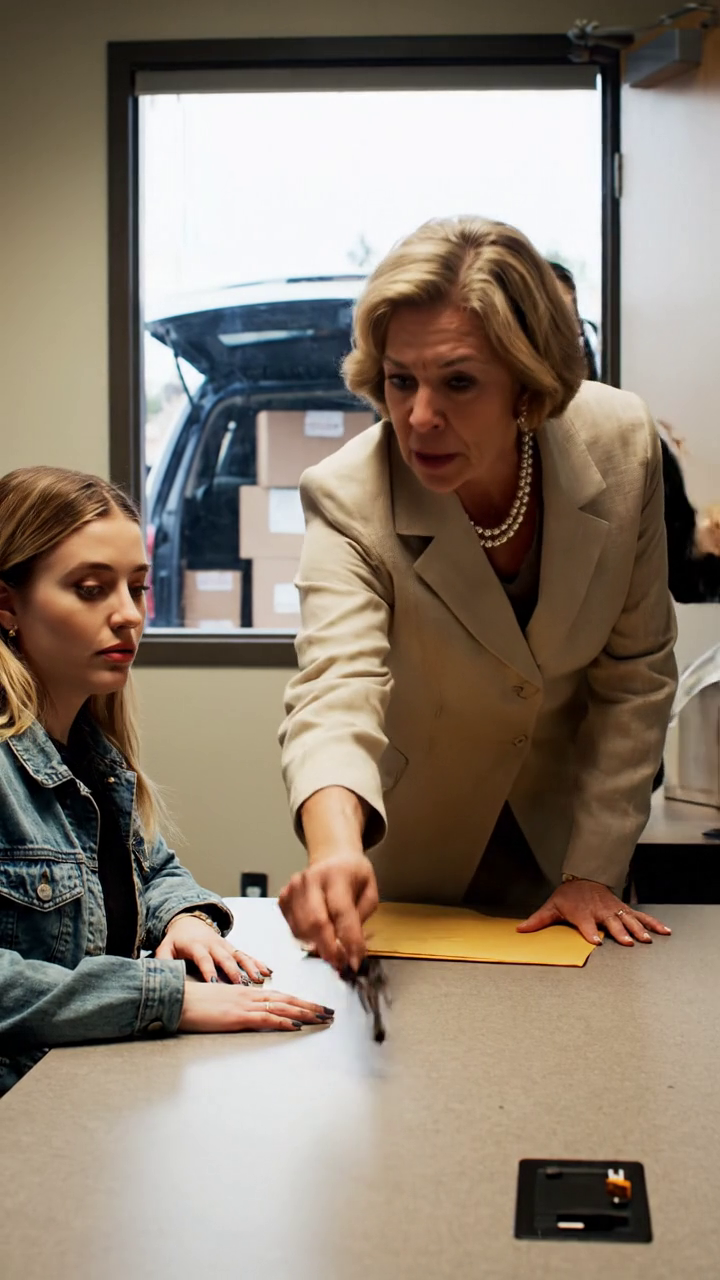 Mes parents m'ont donné une vieille maison en courant tandis que ma sœur a reçu un appartement tout neuf, et quand ma mère a vu plus tard ce que j'avais construit et a demandé de le reprendre pour ma sœur dans les 48 heures, ma sœur est arrivée avec ses boîtes seulement pour devenir pâle à ce qu'elle a trouvé. Nouvelles