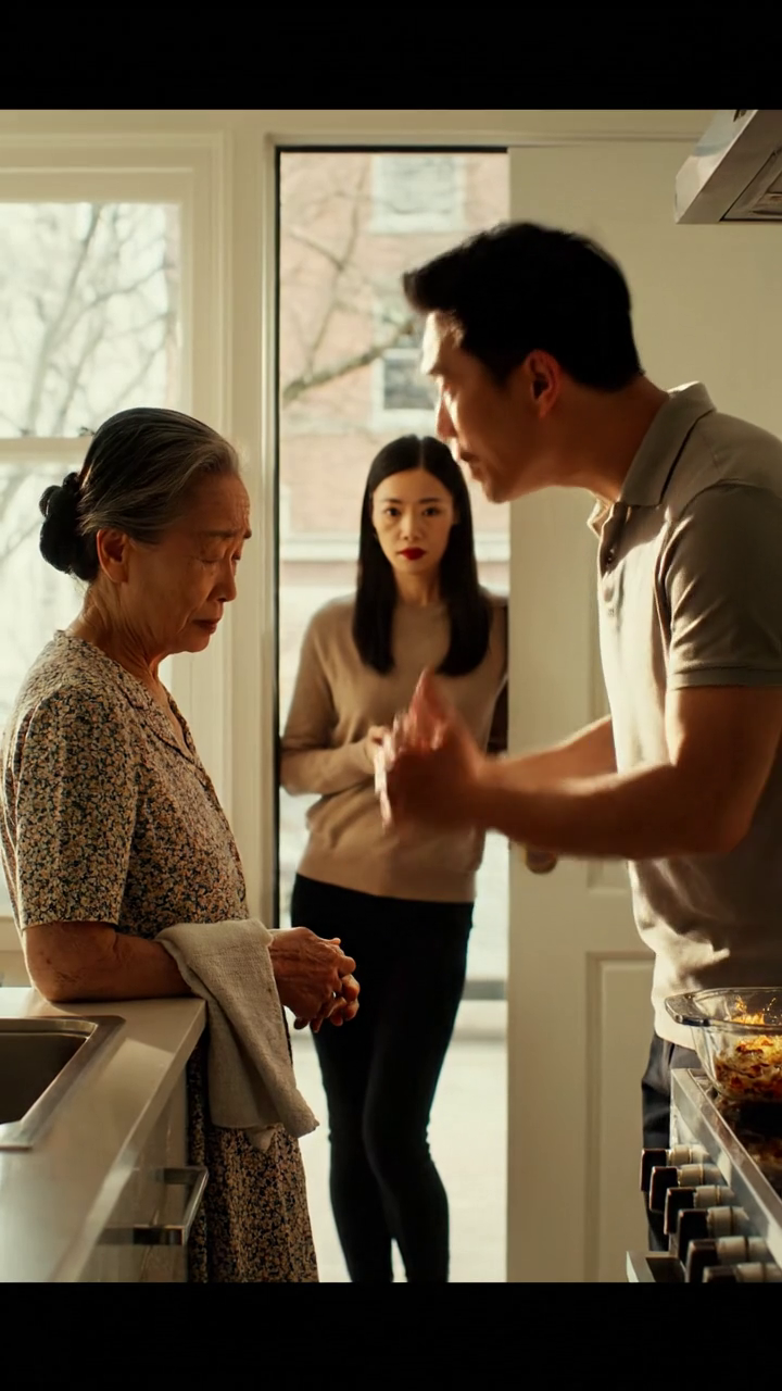 Ik ben een 68-jarige weduwe die dacht dat verhuizen in mijn zoons huis na mijn man stierf zou voelen als familie, niet afstand. Toen een rustige diner, zei hij, Mam, je eet hier gratis, gewoon zoals een document werd geplaatst voor mij als een formaliteit. Drie dagen later verliet een kalme beslissing van mij het hele huis en keek heel anders naar me.