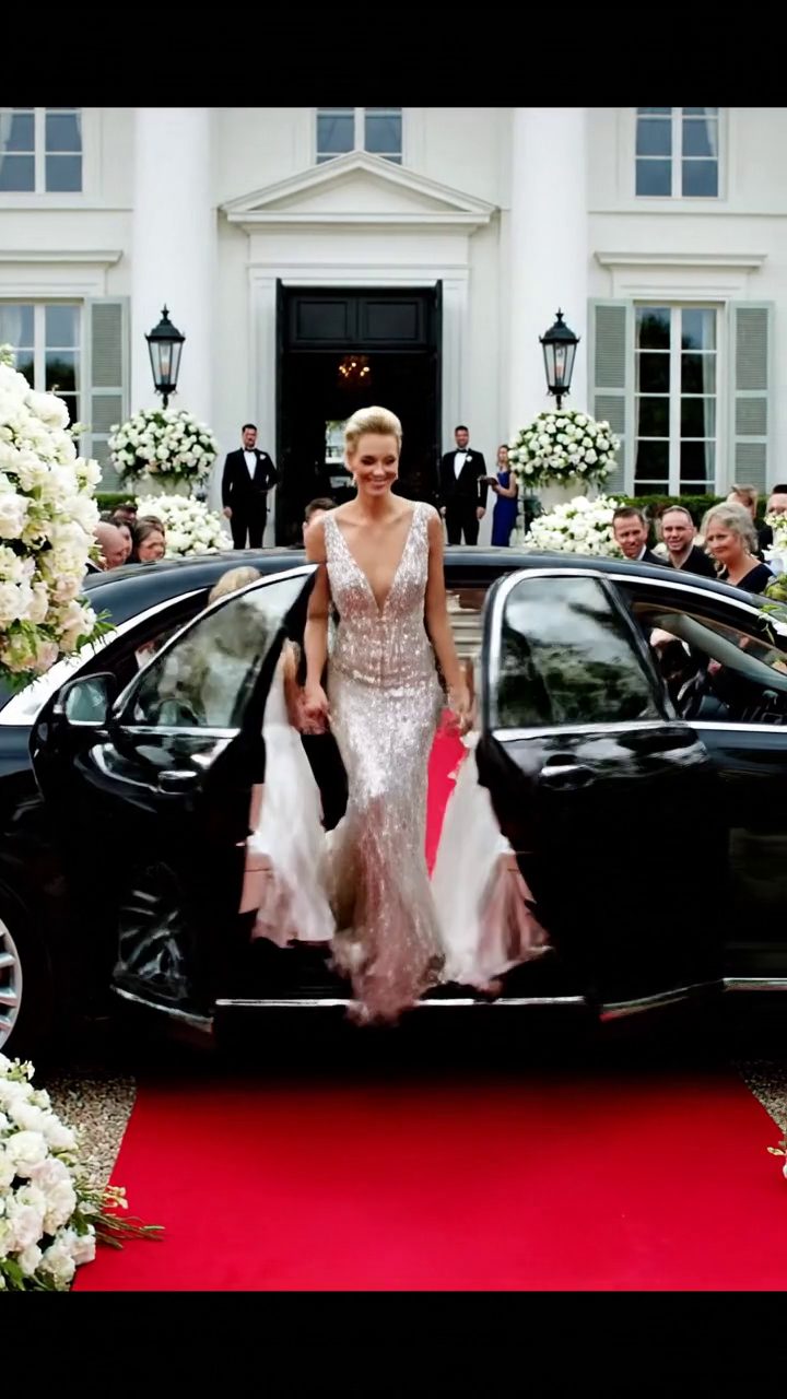 Drei Jahre nach unserer Scheidung, meine Ex lud mich zu seiner Hochzeit ein, überzeugte, dass er mich gebrochen sehen würde, als er eine Milliardär-Hire heiratete. Aber in dem Moment, als ich aus einem Rolls Royce mit meinen Zwillingen trat, eilte der Vater der Braut um mich zu begrüßen, die ganze Farbe aus seinem Gesicht abgelassen. Geschichte