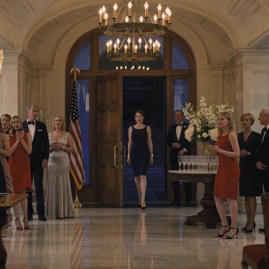 Meine Eltern haben mich geschrieben: „Komm nicht zu unserer Jubiläumsparty. Nur Gäste der High Society werden dort sein.“ So blieb ich zu Hause, bis meine Schwester von der Partei rief, flüsternd, “Warum hast du das von uns versteckt?”