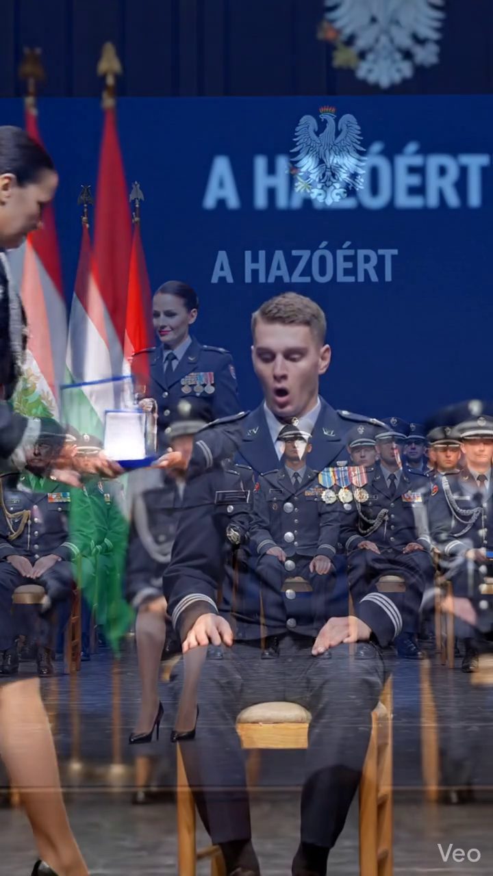 Az exem meghívott az előléptetési ceremóniájára, hogy a