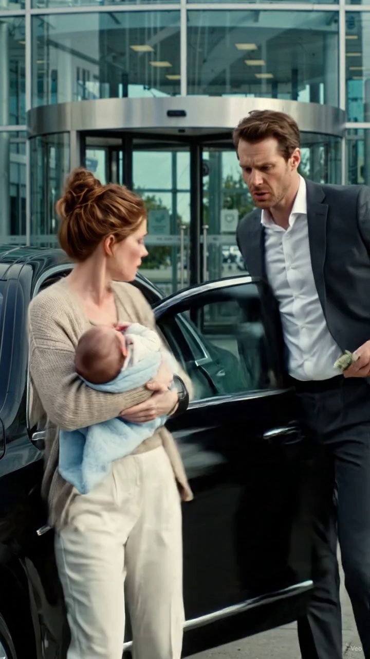 Cinq jours après l'accouchement, mon mari m'a renvoyé chez moi en bus alors qu'il conduisait mon Maybach à un dîner familial. En tenant notre nouveau-né, j'ai appelé mon père et chuchoté, papa, s'il te plaît viens nous chercher.