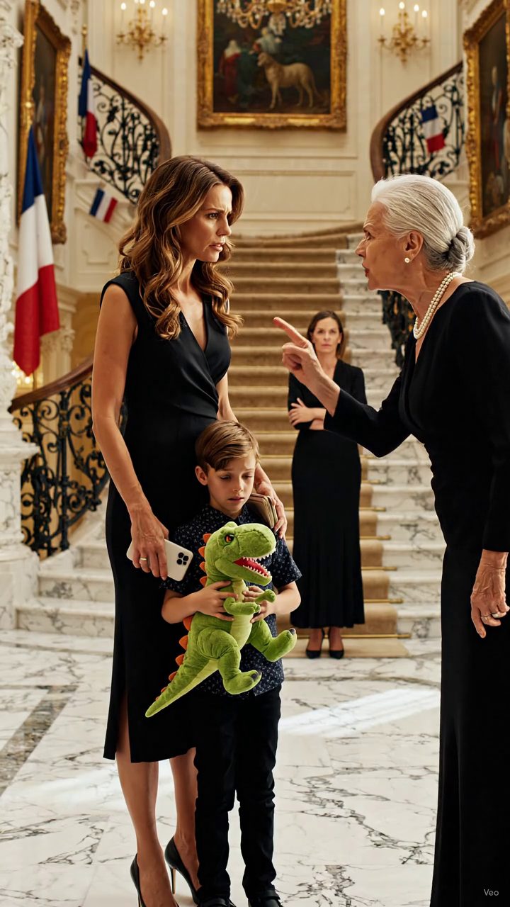Prenez vos affaires et partez. Mon fils est parti, et j'ai fini de prétendre que vous appartenez à cette maison. 007
